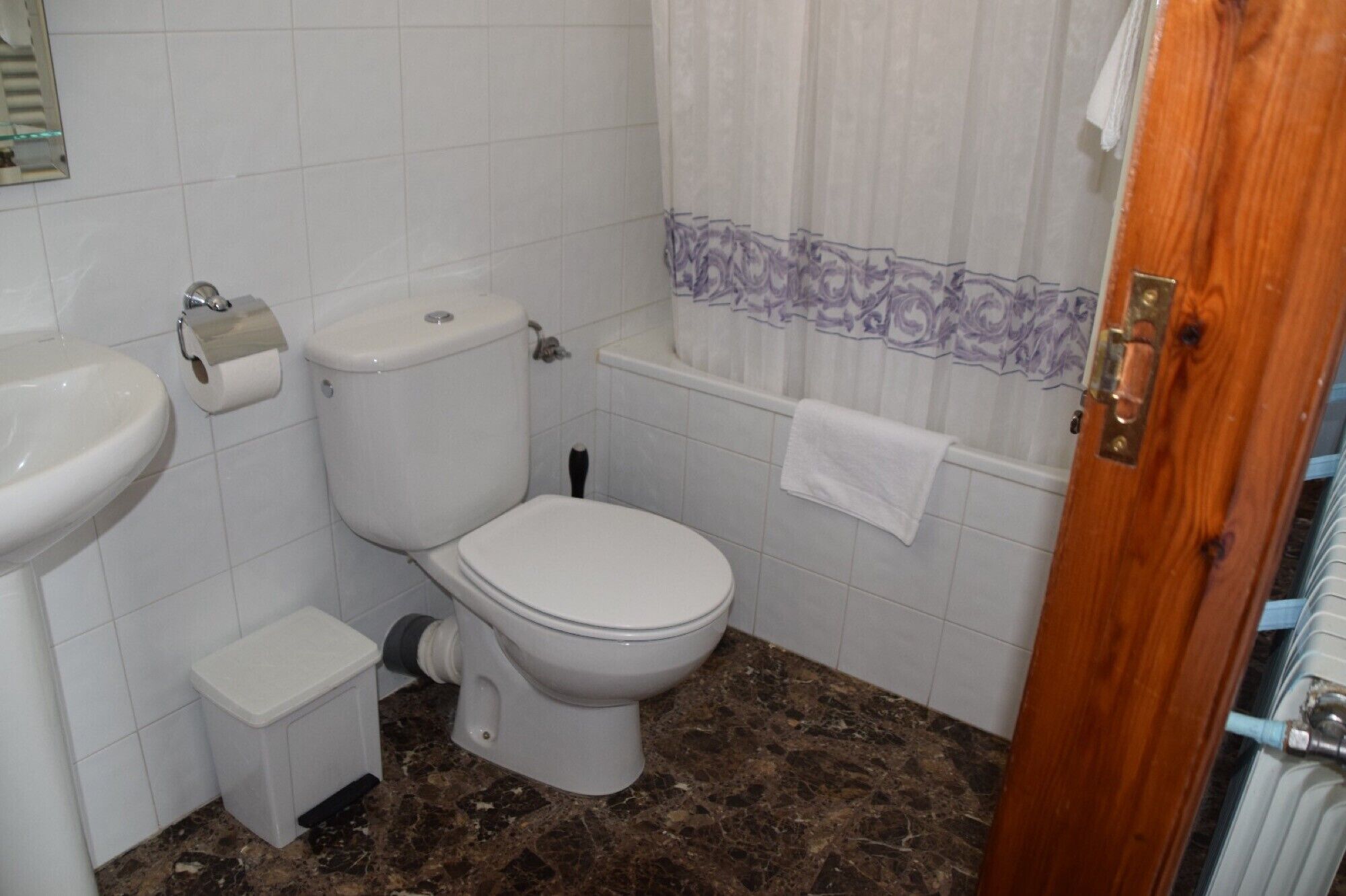 Un baño con inodoro, lavabo y bañera.