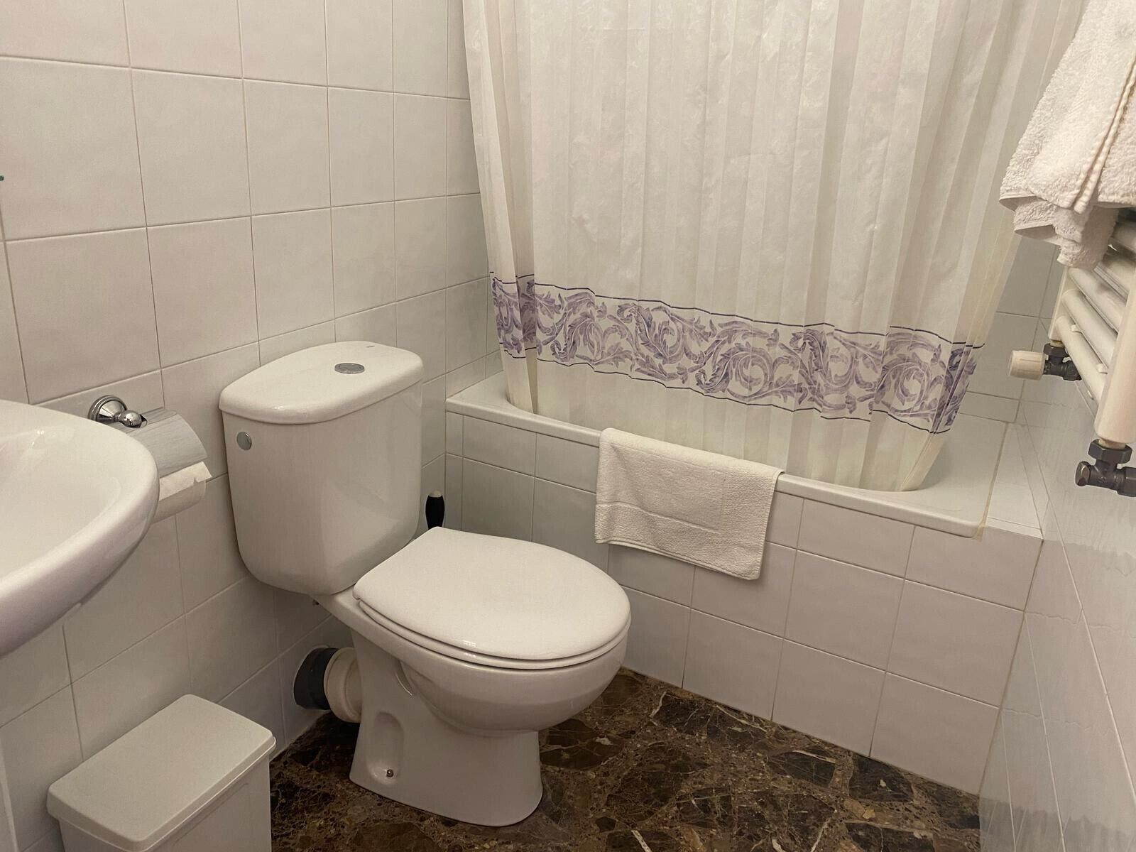 Un baño con inodoro, lavabo y bañera.