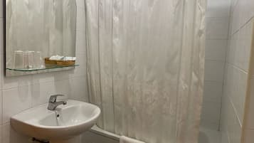 Een douche, handdoeken