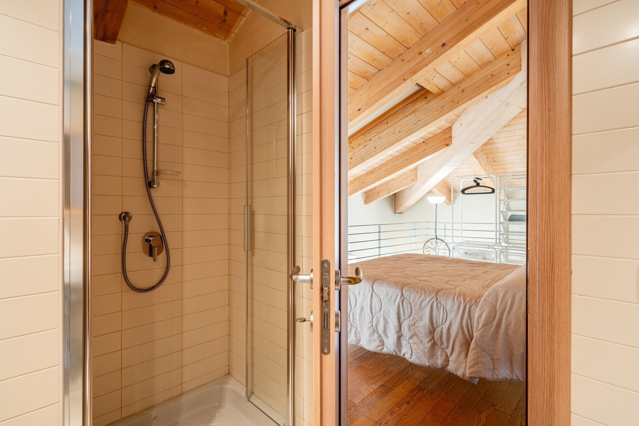 シャワー、ヘアドライヤー、タオル