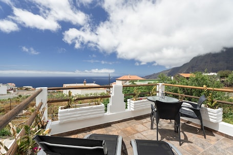 Outdoor dining. Holiday Home 'Pozo Del Deseo' with Sea View, Private Terrace and Wi-Fi