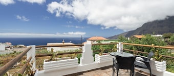 Casa de vacaciones 'Pozo Del Deseo' con vistas al mar, terraza privada y Wi-Fi