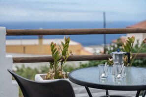Outdoor dining - Holiday Home 'Pozo Del Deseo' with Sea View, Private Terrace and Wi-Fi (Frontera)