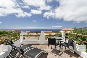 Terrace/patio - Holiday Home 'Pozo Del Deseo' with Sea View, Private Terrace and Wi-Fi (Frontera)