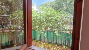 A room with a window overlooking a fenced garden area. - Holiday Home 'Casa Nuovissima' with Sea View, Wi-Fi and Air Conditioning (Praia a mare)