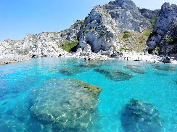 Una spiaggia nelle vicinanze