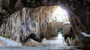 A cave-like structure with a staircase leading to an exit. - Holiday Home 'Casa Nuovissima' with Sea View, Wi-Fi and Air Conditioning (Praia a mare)