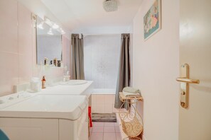 Chuveiro, secador de cabelo, toalhas de banho 