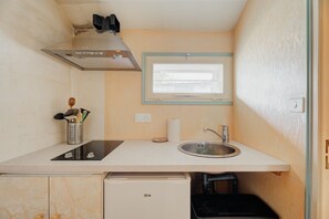 Fridge, microwave, oven, stovetop - Holiday Home 'La Maison De La Rebergère' with Shared Terrace, Shared Garden and Wi-Fi (Javené)