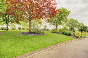 Property grounds - Holiday Home 'La Maison De La Rebergère' with Shared Terrace, Shared Garden and Wi-Fi (Javené)