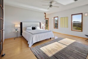 4 bedrooms, desk, WiFi - Modern Santa Rosa Retreat Near Wineries & Trails (Santa Rosa)