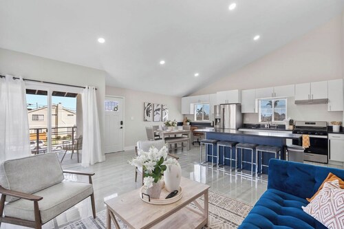 Charming Newly Remodeled 2-bedroom with Balcony in fantastic Huntington Beach