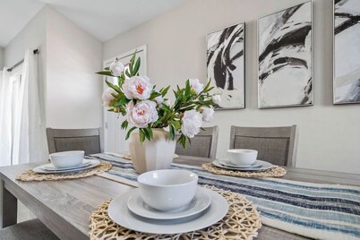 Charming Newly Remodeled 2-bedroom with Balcony in fantastic Huntington Beach