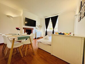 Dining - Vauxhall, river Thames, Big Ben Retreat, Central London family Stay (London)
