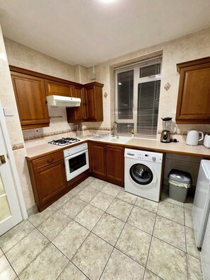Fridge, microwave, oven, stovetop - Vauxhall, river Thames, Big Ben Retreat, Central London family Stay (London)