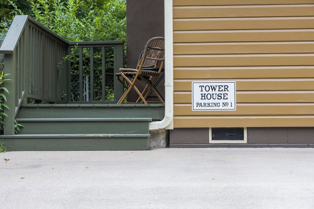 Un edificio de madera con un letrero que indica "TOWER HOUSE PARKING NO. 1".