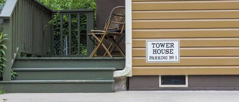 Un edificio de madera con un letrero que indica "TOWER HOUSE PARKING NO. 1".