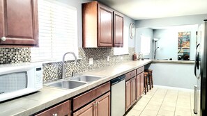 Mikrobølgeovn, ovn, kokeplater og oppvaskmaskin