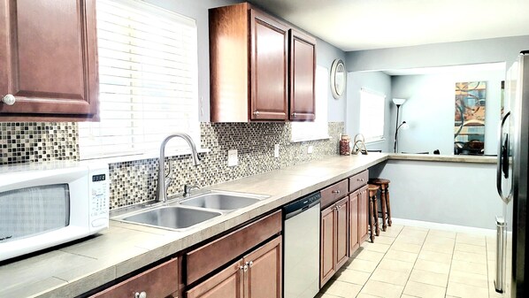 Mikrowelle, Ofen, Herdplatte, Geschirrspüler