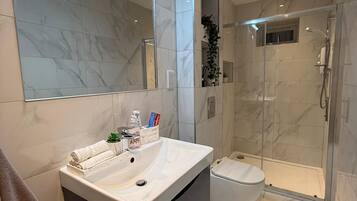 Douche, serviettes fournies, savon, papier toilette