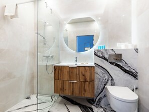Een douche, een haardroger, handdoeken, zeep
