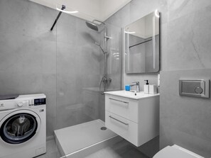 Shower, hair dryer, towels