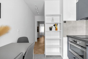 Réfrigérateur, surface de cuisson, lave-vaisselle