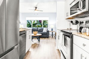 Réfrigérateur, micro-ondes, four, plaque de cuisson