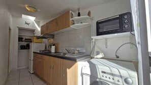 Kjøleskap, mikrobølgeovn, brødrister og kjøkkenutstyr