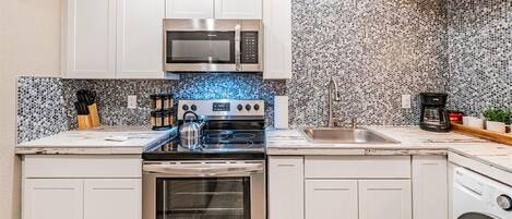 Kühlschrank, Mikrowelle, Ofen, Herdplatte