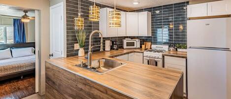 Réfrigérateur, micro-ondes, four, plaque de cuisson