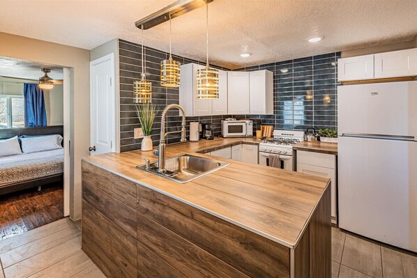 Réfrigérateur, micro-ondes, four, plaque de cuisson