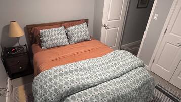 1 slaapkamer, een strijkplank/strijkijzer, reisbedje, gratis wifi