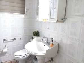 Toallas, jabón, papel de baño 