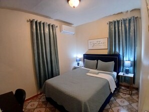 2 habitaciones, escritorio, tabla de planchar con plancha y wifi gratis 