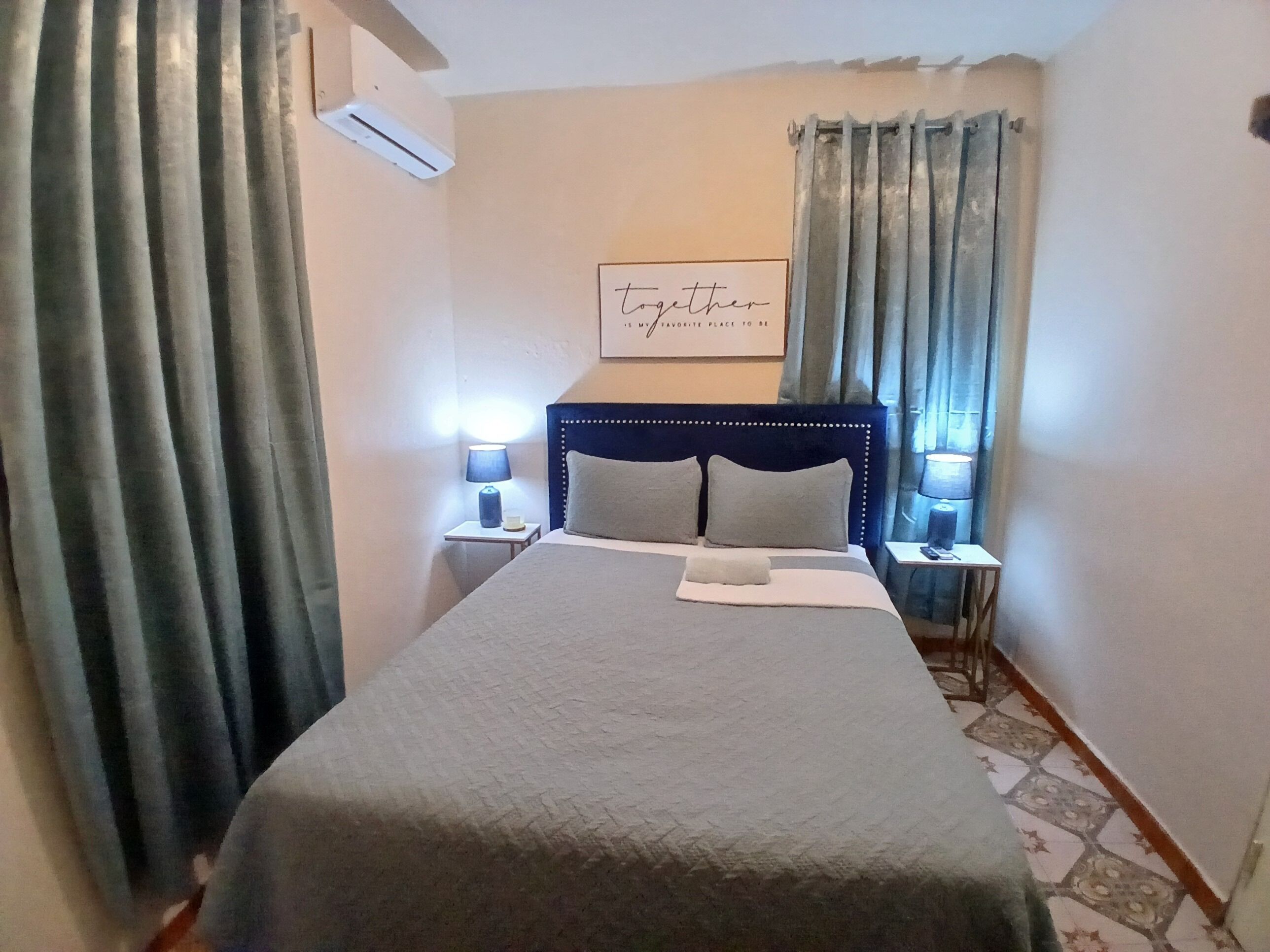 2 habitaciones, escritorio, tabla de planchar con plancha y wifi gratis 