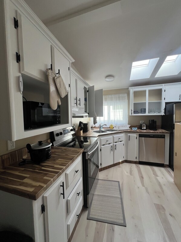 Microwave, oven, stovetop, dishwasher - 3 bedroom, 2 bathroom across from Walmart, 5 minutes to the airport & hospital. (Yellowknife)