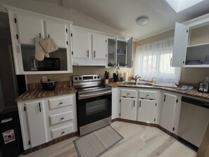 Microwave, oven, stovetop, dishwasher - 3 bedroom, 2 bathroom across from Walmart, 5 minutes to the airport & hospital. (Yellowknife)