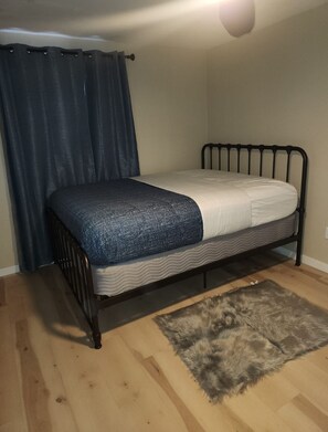 3 bedrooms, WiFi, bed sheets - 3 bedroom, 2 bathroom across from Walmart, 5 minutes to the airport & hospital. (Yellowknife)