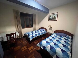 Habitación con 2 camas individuales | Escritorio, espacio para trabajar con laptop y wifi gratis