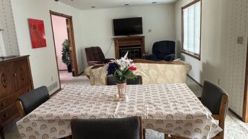 TV connectée, cheminée, livres