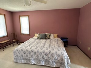 3 bedrooms, iron/ironing board, WiFi, bed sheets - The Cozy Nest, Relax & Unwind (Grand Forks)