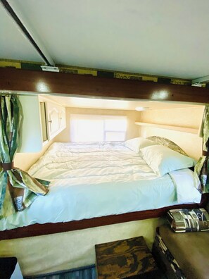 2 bedrooms, WiFi, bed sheets - Nomad RV #1 (Jacksonville)