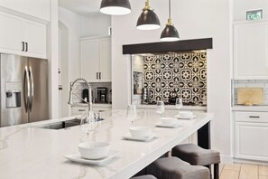 Réfrigérateur, micro-ondes, plaque de cuisson, lave-vaisselle