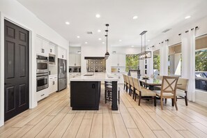 Réfrigérateur, micro-ondes, plaque de cuisson, lave-vaisselle