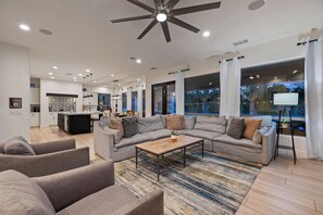 Télévision, cheminée, baby-foot, espaces bureaux