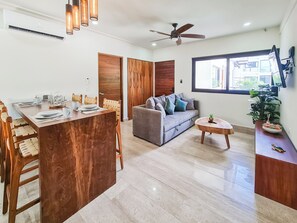 Phòng Suite dành cho gia đình, quang cảnh hồ bơi | Phòng ăn
