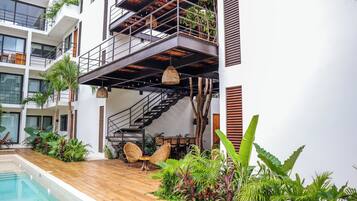 Hồ bơi ngoài trời, mở cửa từ 9:00 đến 20:00, ghế dài tắm nắng