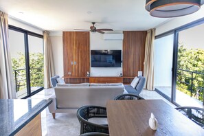 Vila superluxo, piscina particular, vista para a piscina | Área de estar | TV de tela plana 42 polegadas com canais digitais, Netflix