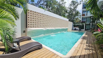 Hồ bơi ngoài trời, mở cửa từ 9:00 đến 20:00, ghế dài tắm nắng